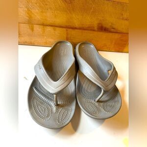 CROCS Iconic Comfort Grey Flip Flops Women's Sz 10 Men’s Sz 8